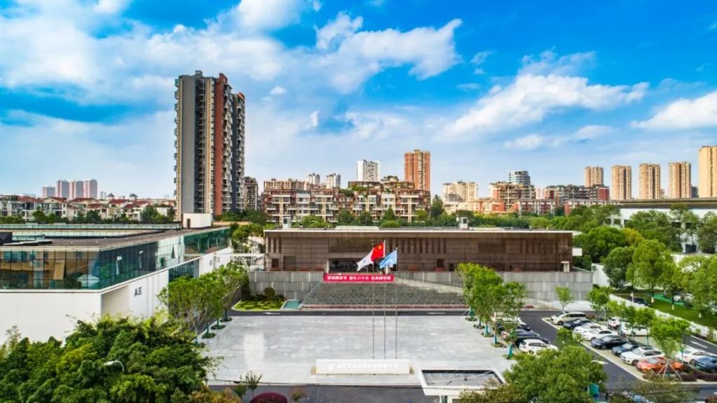 真情献礼二十大 踔厉奋发向未来——hanimetv举行升旗仪式