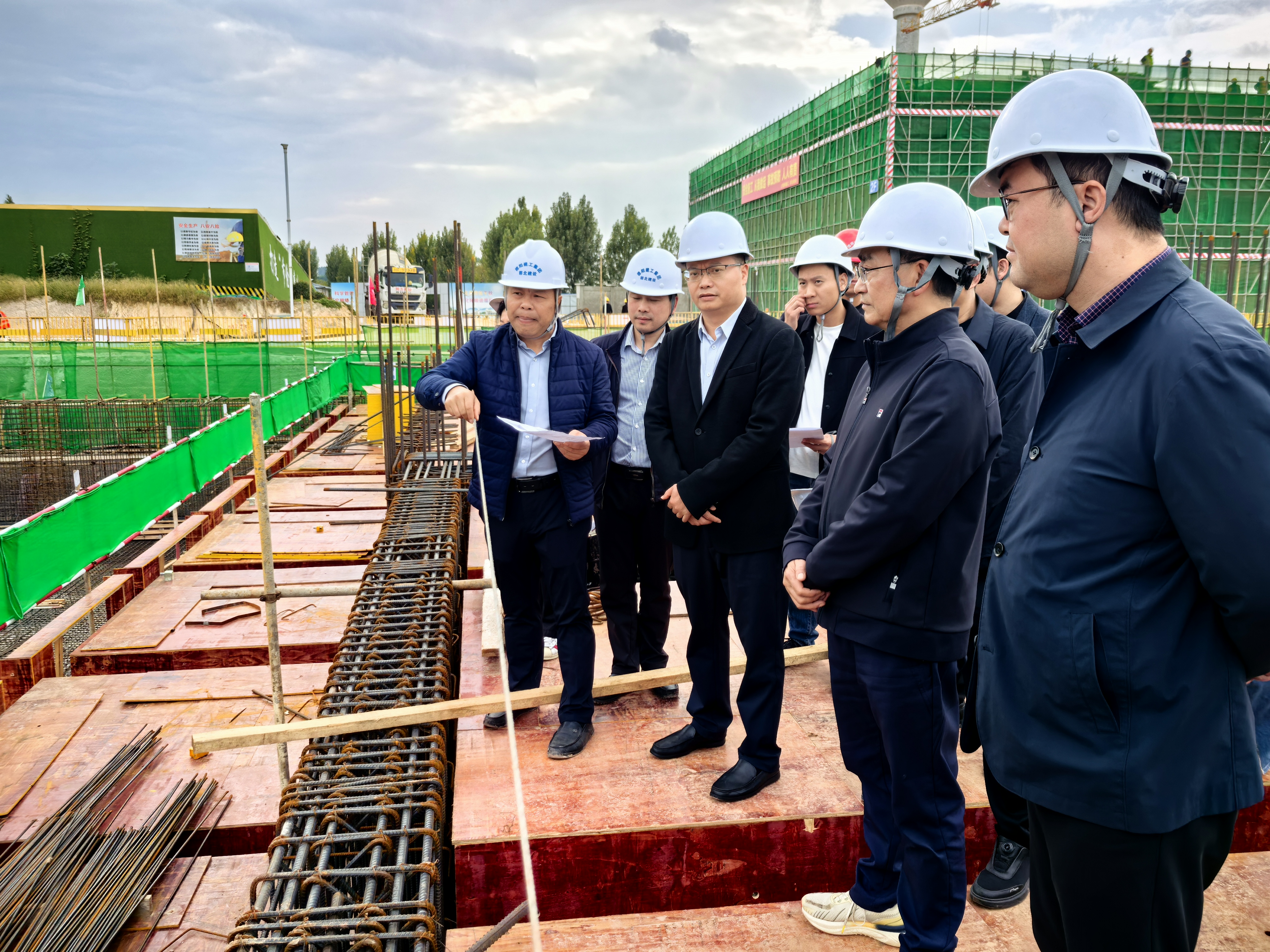 【实地督导强落实 冲刺年终保目标】hanimetv
党委书记、董事长李强带队赴一线“破题”